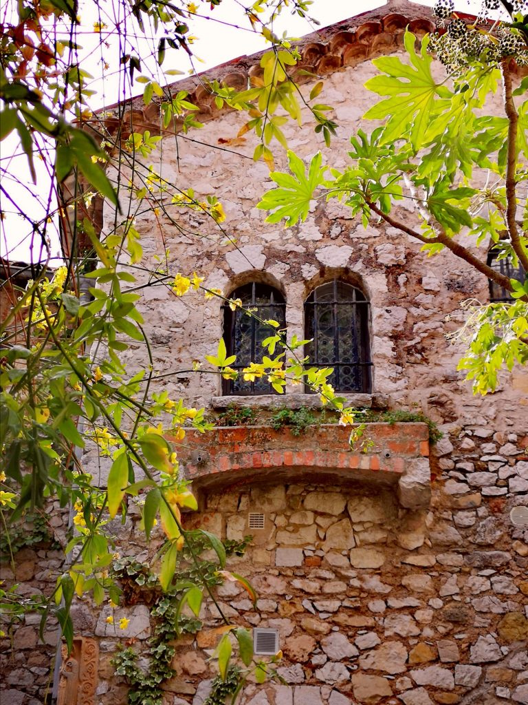 dettaglio delle finestre dello Chateau d'Eza a Eze village
