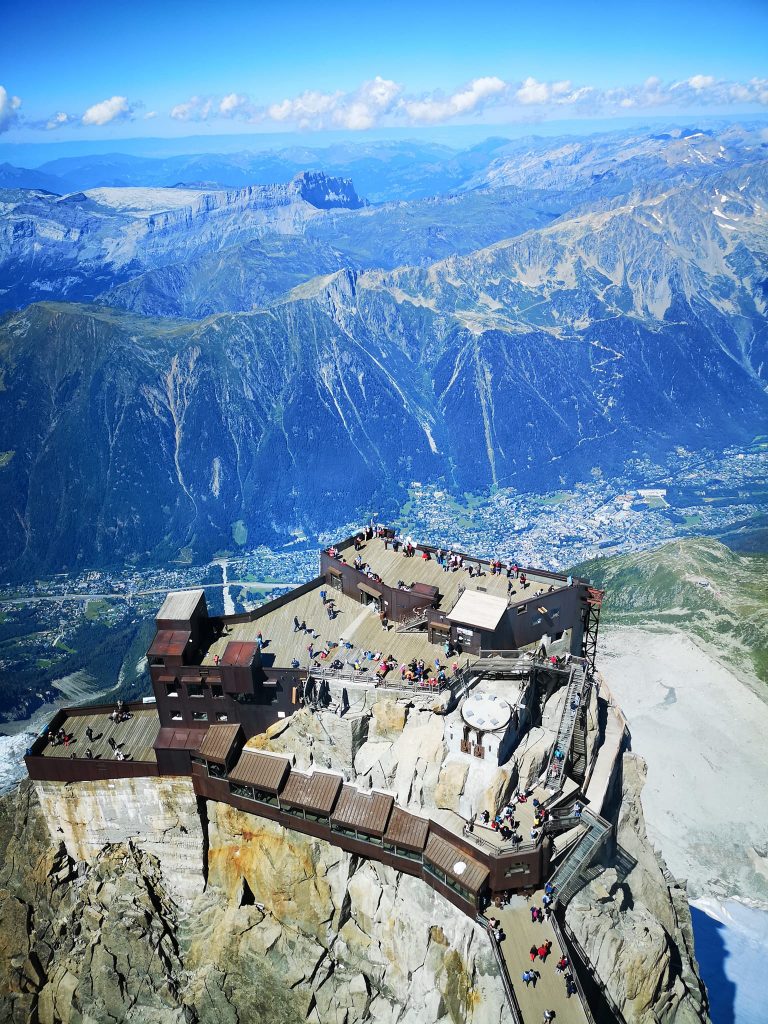 Vista dall'alto delle terrazze panoramiche dell'Aiguille du Midi