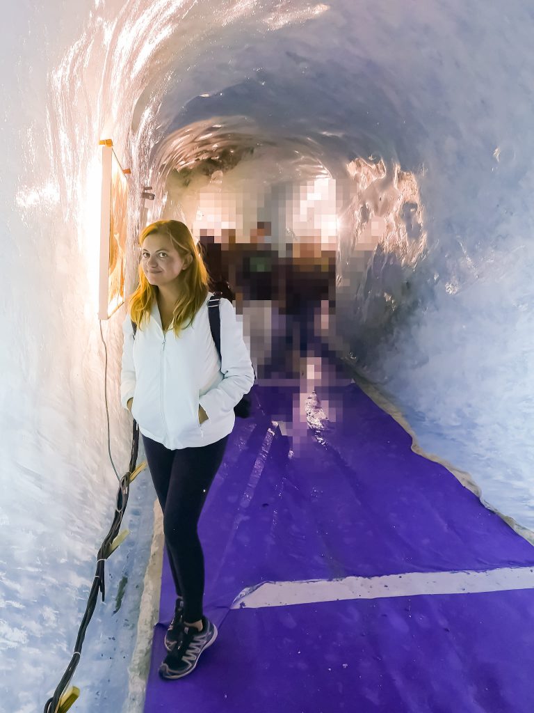 All'interno della grotta di ghiaccio