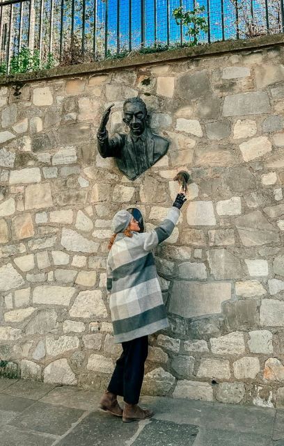 Montmartre uomo che esce dal muro