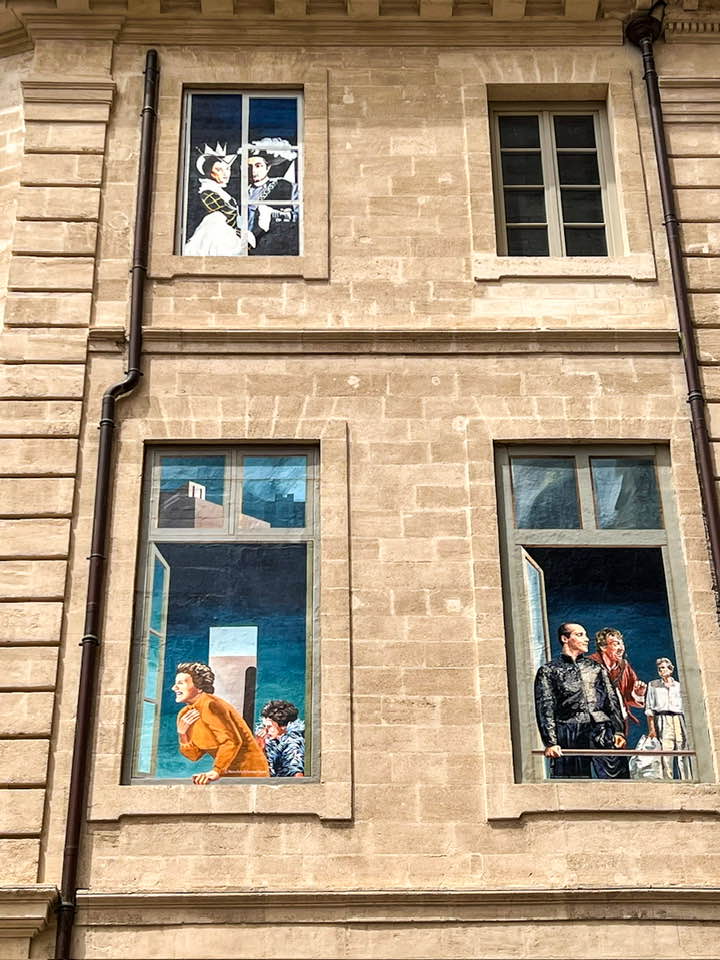 Avignone finestre dipinte